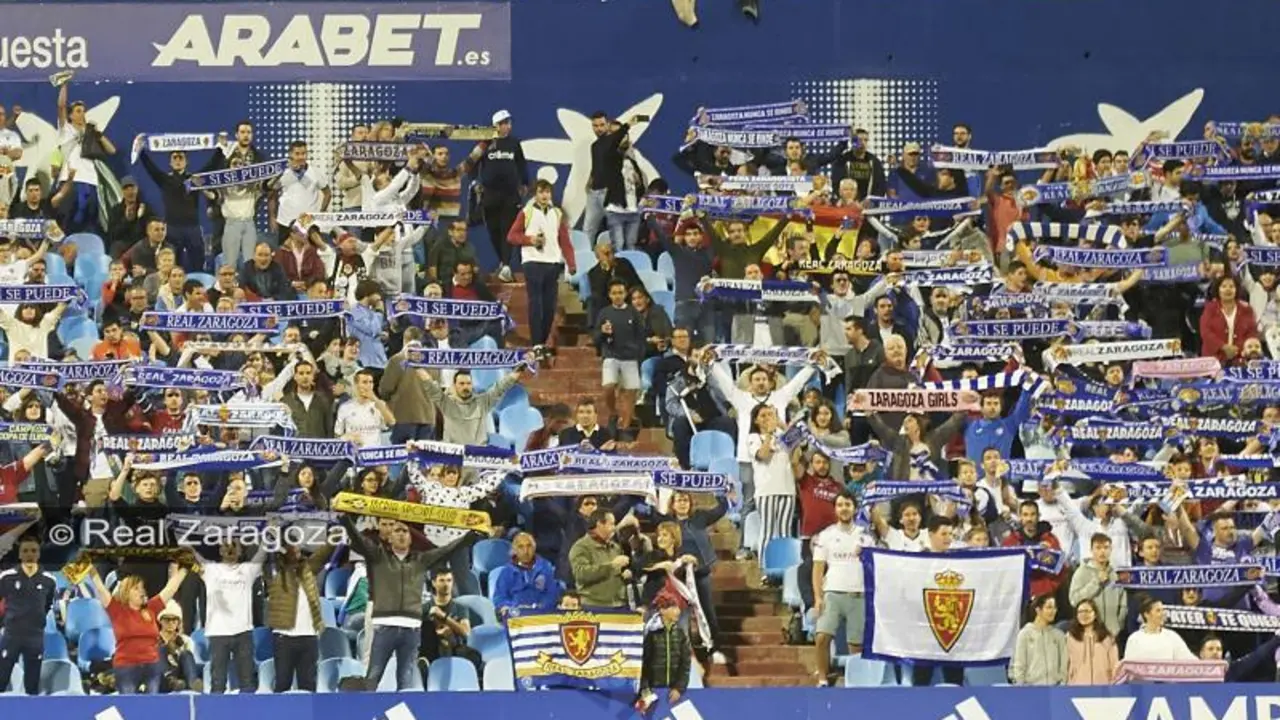 La afici&oacute;n del Real Zaragoza apoyar&aacute; a su equipo en el estreno de V&iacute;ctor Fern&aacute;ndez en el banquillo. | Foto:  Real Zaragoza