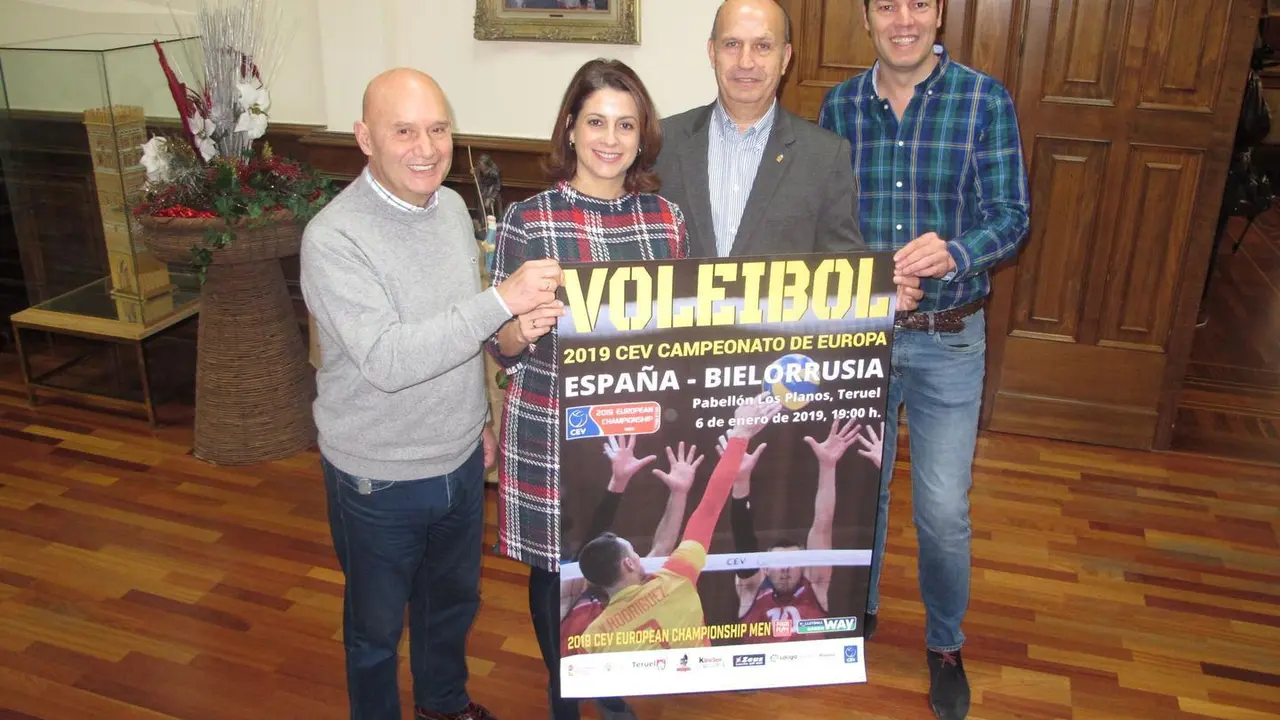 El Ayuntamiento de Teruel presenta el cartel del partido de la Selecci&oacute;n Espa&ntilde;ola de Voleibol, junto con Carlos Ranera, presidente del CV Teruel y Joaqu&iacute;n Larramendi de AECC