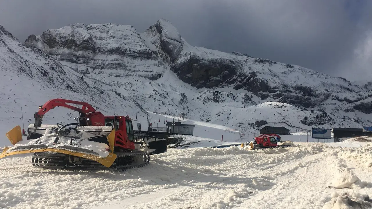 Las pisa pisas trabajando en Candanch&uacute; con la nieve guardada durante el verano. Foto: Candanch&uacute;