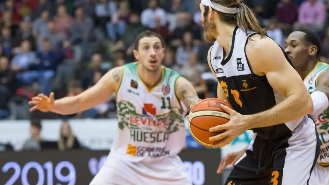 Gjuroski, en una acci&oacute;n defensiva ante Stutz. Foto: For&ccedil;a Lleida