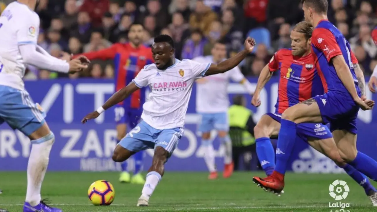 Igbekeme arma la pierna para pasar el bal&oacute;n. Foto: LaLiga 123