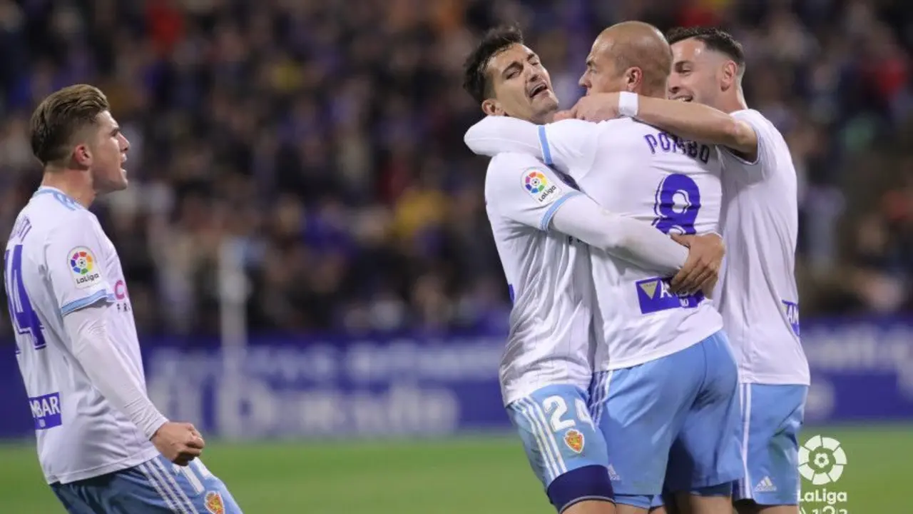 Jorge Pombo se abraza con sus compa&ntilde;eros tras el primer gol ante el Extremadura | Foto: LFP