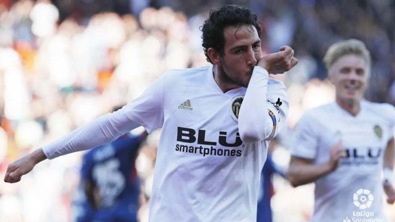 Parejo celebra el tanto con el que abri&oacute; el partido Valencia-Huesca. Foto: LaLiga Santander