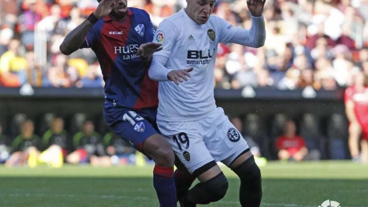 Rodrigo y Akapo pugnan por el dominio del bal&oacute;n. Foto: LaLiga Santander