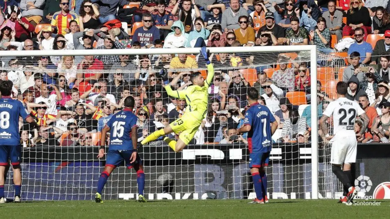 Santamar&iacute;a en su debut con la SD Huesca en Valencia, intentando evitar un gol | Foto: LFP