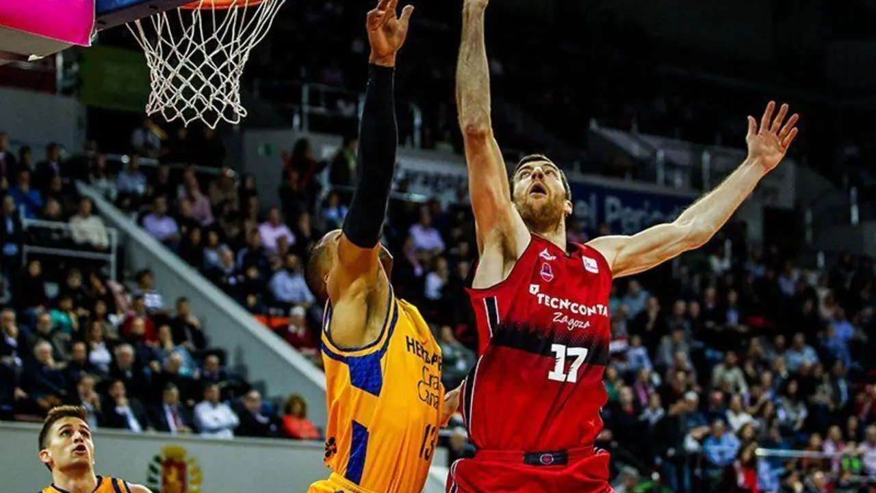 Fran V&aacute;zquez pelea el bal&oacute;n bajo aros contra B&aacute;ez del Granca. Foto: Basket Zaragoza