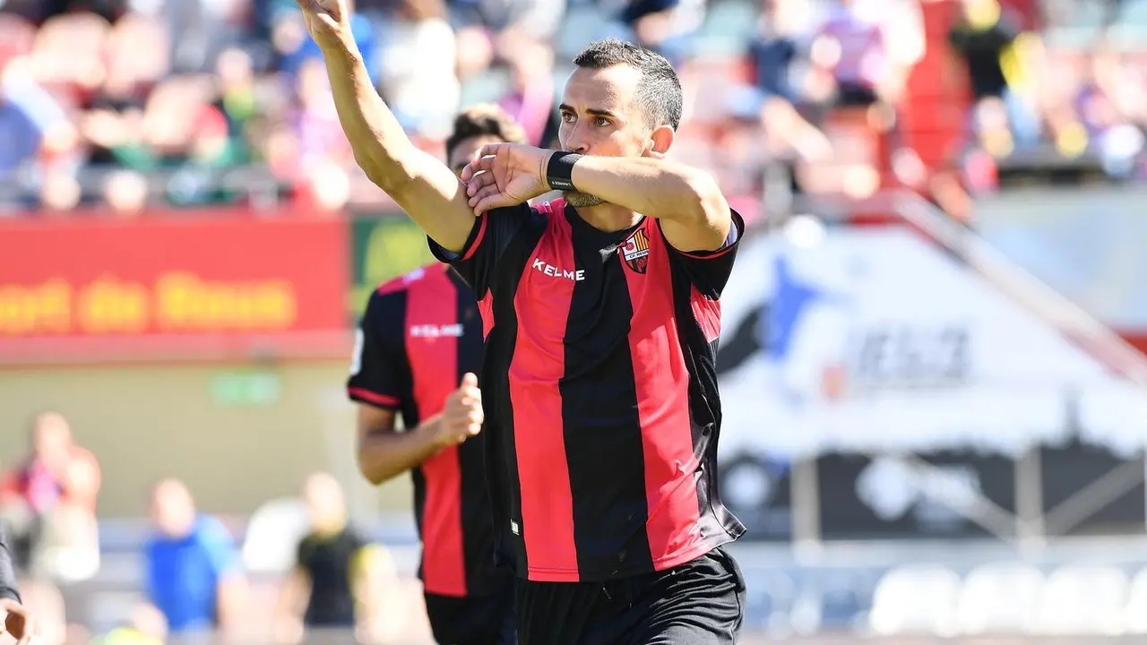 Miguel Linares celebra un gol con el Reus. Foto | LFP.