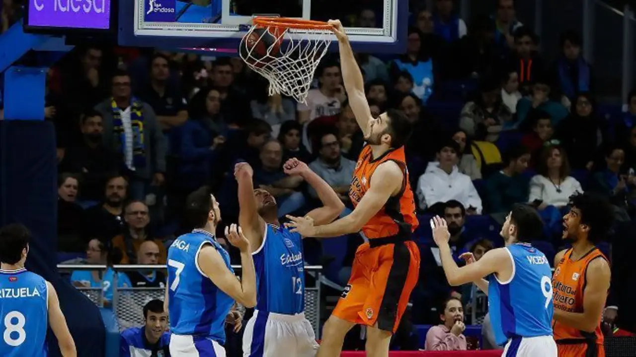 Mike Tobey machaca ante varios rivales de Movistar Estudiantes Foto: ACB