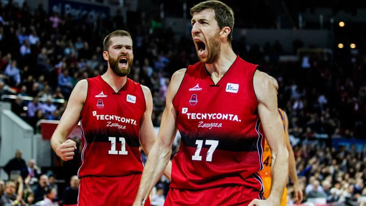 Fran V&aacute;zquez, con gesto de euforia junto a Nemanja Radovic. Foto: Basket Zaragoza