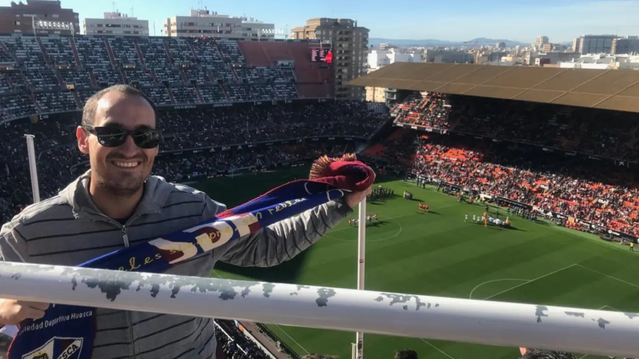 Pablo Ayerbe en el estadio de Mestalla viendo a su SD Huesca. | Foto: Pablo Ayerbe