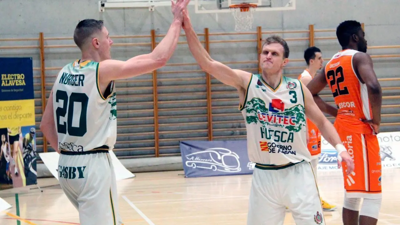 Haws celebra con Nurger una acci&oacute;n en el partido ante Araberri | Foto: CBPHuesca