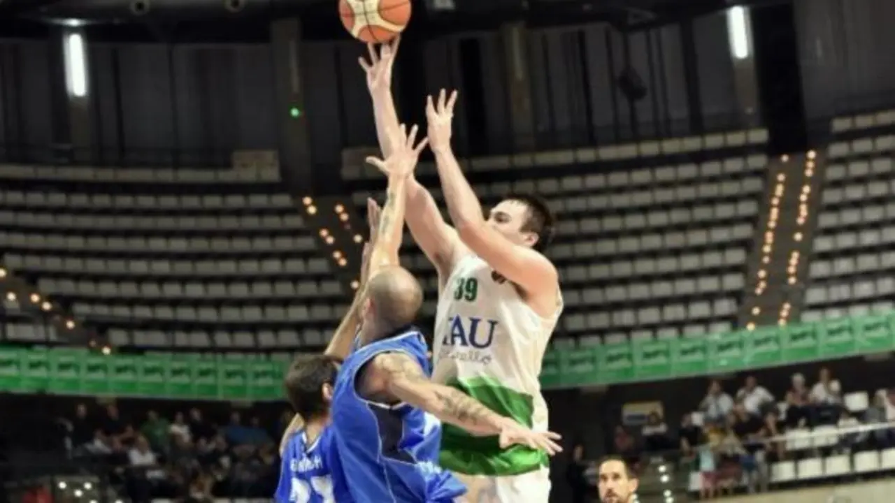 Port&aacute;lez lanza a canasta. Foto: TAU Castell&oacute;n