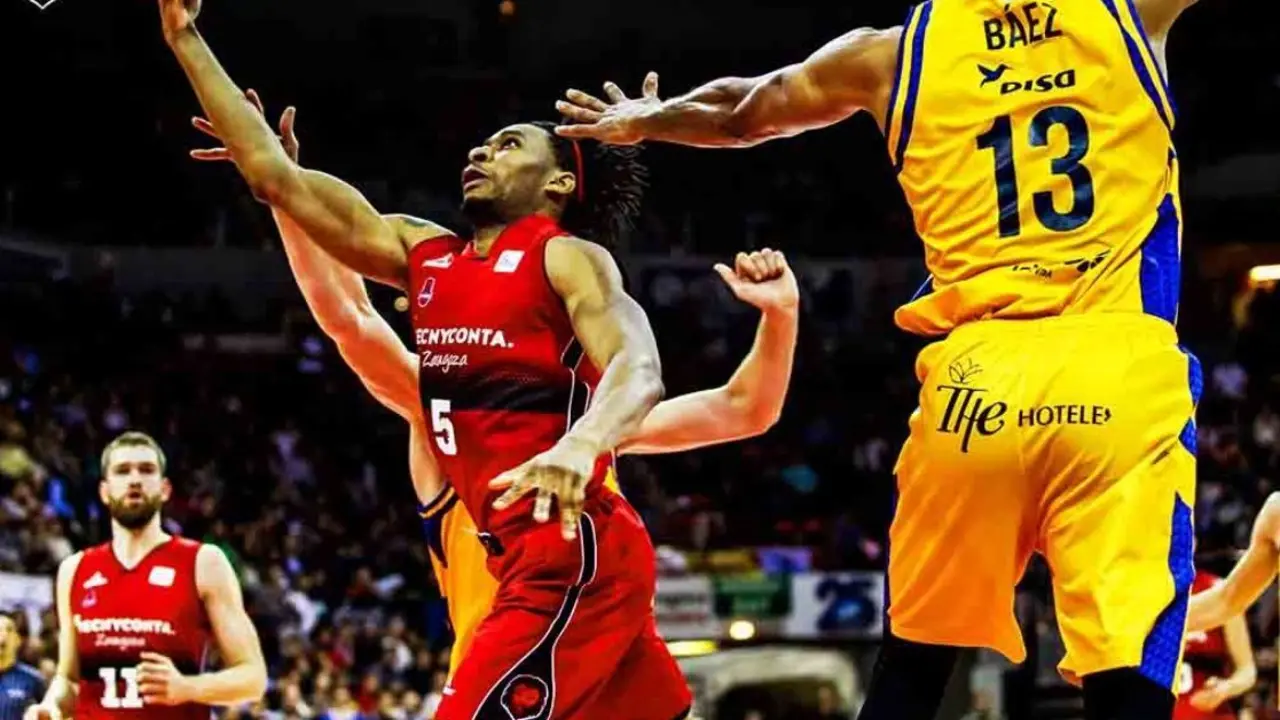 Okoye culmina una bandeja en el encuentro ante Gran Canaria. Foto: Esther Casas/Basket Zaragoza
