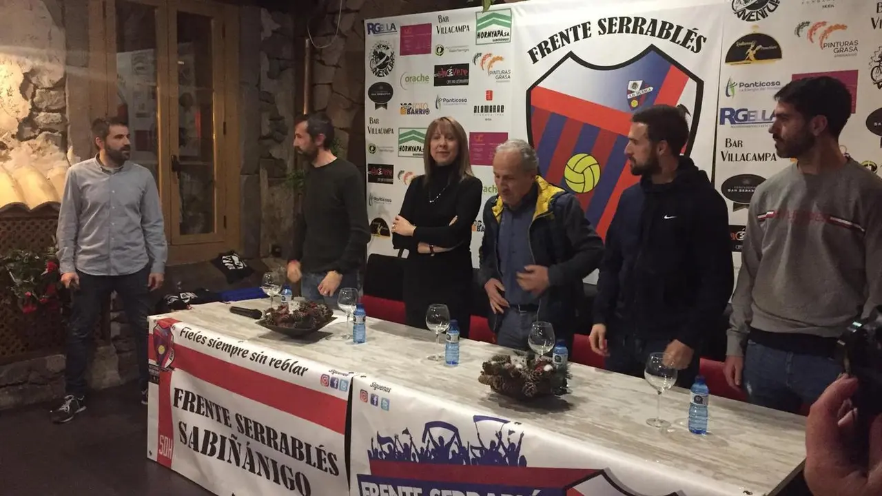 En el centro de la imagen, Pet&oacute;n, en la presentaci&oacute;n de la pe&ntilde;a Frente Serrabl&eacute;s. Foto: Sportaragon