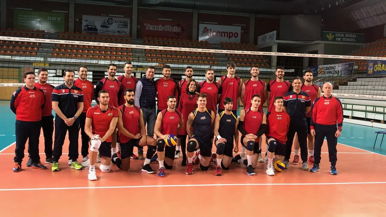 La alcaldesa de Teruel, Emma Buj, da la bienvenida a la Selecci&oacute;n Espa&ntilde;ola de Voleibol en el Pabell&oacute;n los Planos | Foto: Raquel S&aacute;nchez