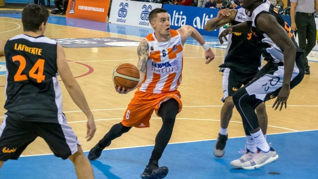 Zach Monaghan lleva la batuta de los de Aranzana | Foto: FEB