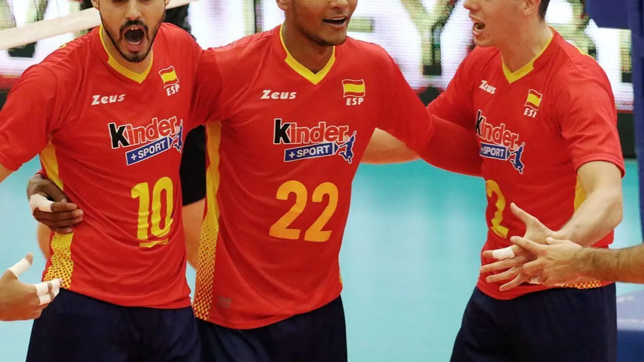 Jugadores de la selecci&oacute;n masculina de voleibol durante un partido ! Foto: RFEVB