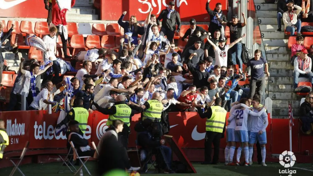 La afici&oacute;n del Zaragoza que se desplaz&oacute; a Gij&oacute;n celebra el gol de Guti. Foto: LaLiga 1/2/3