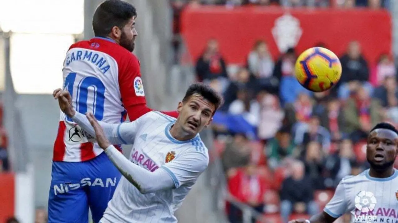 &Aacute;lex Mu&ntilde;oz y Carmona pugnan por un bal&oacute;n | Foto: LaLiga