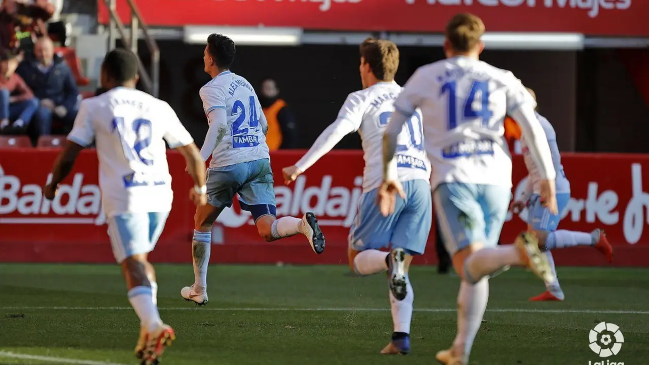 Los jugadores del Real Zaragoza celebran el gol de Alex Mu&ntilde;oz ante el Sporting. I Foto: La Liga
