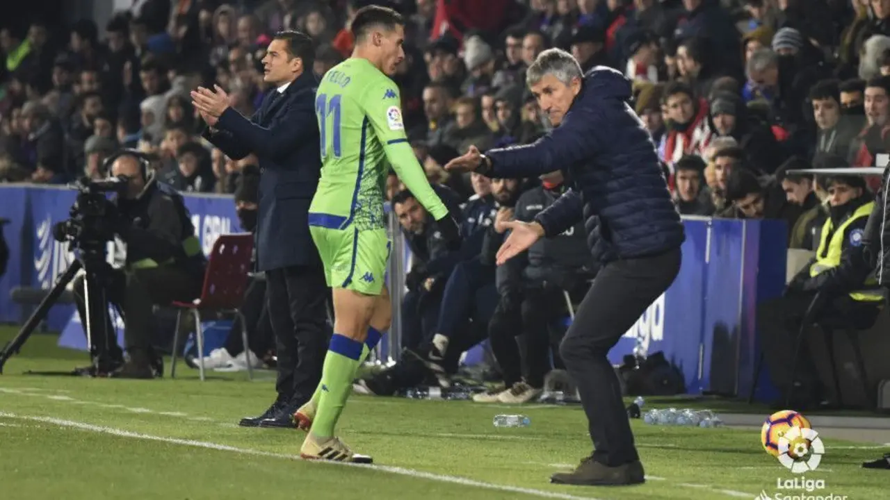 Quique Seti&eacute;n, en la imagen, vehemente con Tello durante el partido contra el Huesca. Foto: LaLiga Santander 