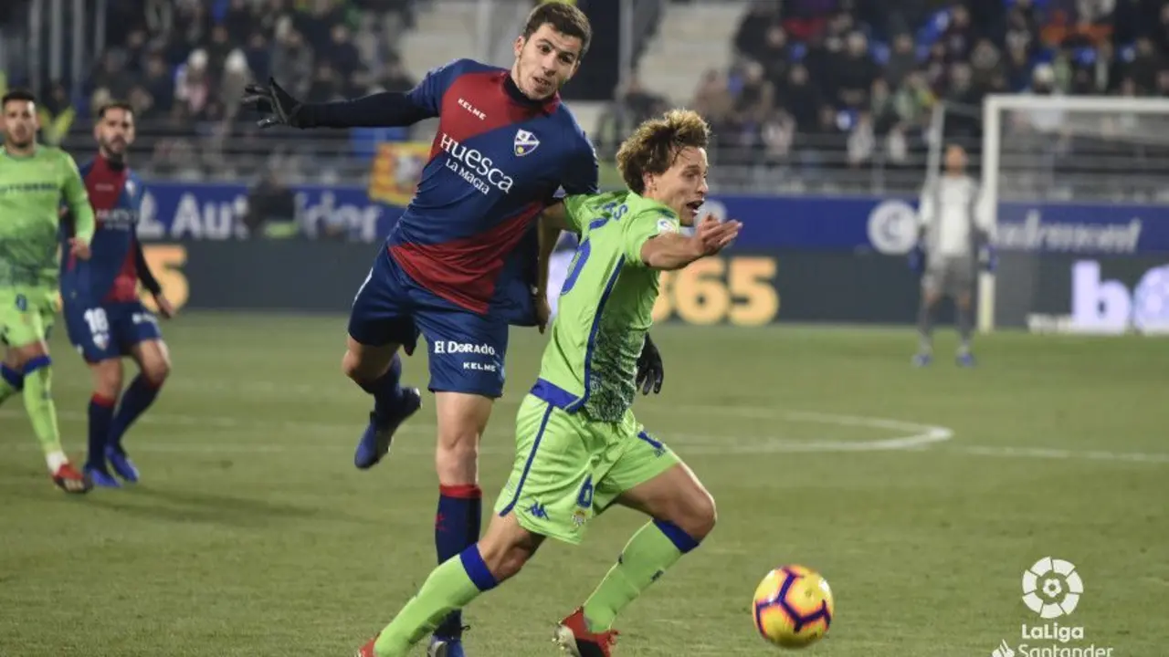 Christian Rivera pelea un bal&oacute;n en el partido ante el Betis | Foto: LFP