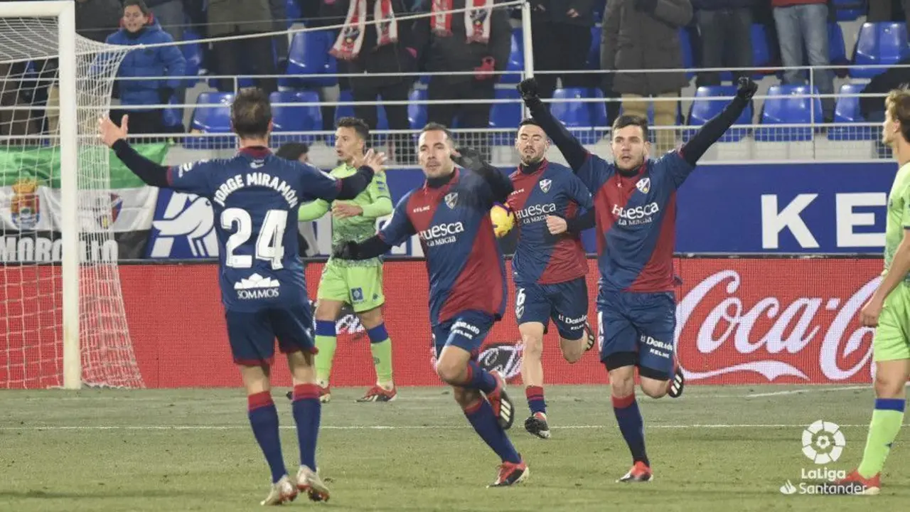 La SD Huesca fue m&aacute;s fiel que nunca a su lema y remont&oacute; un partido a base de garra, coraje y f&uacute;tbol | Foto: LFP