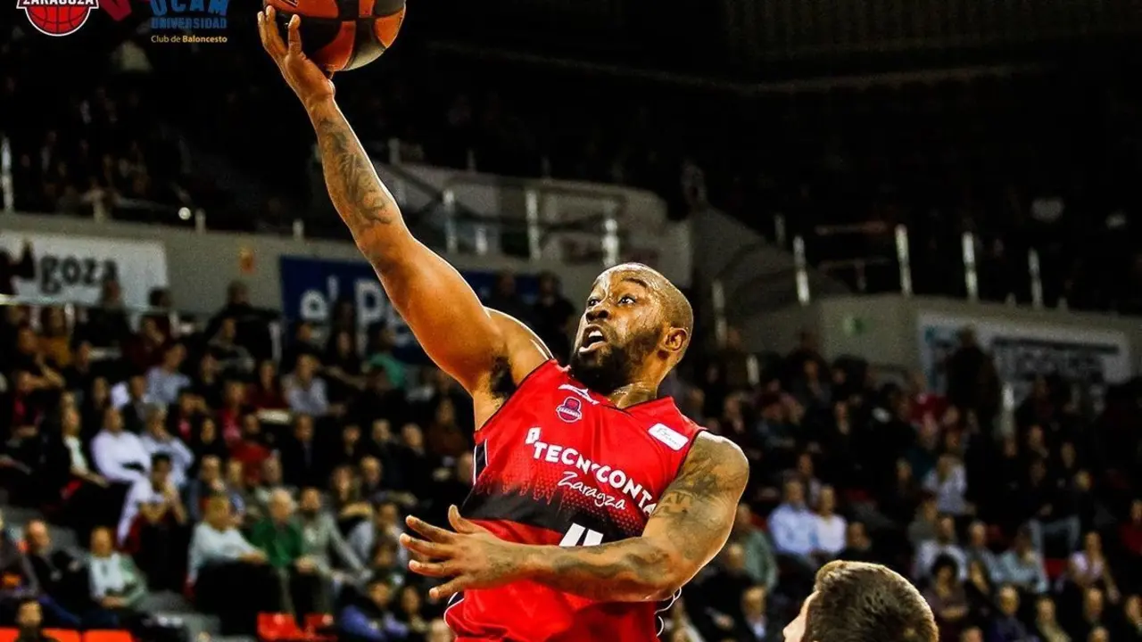 McCalebb culmina una gran penetraci&oacute;n. Foto: Basket Zaragoza/Esther Casas