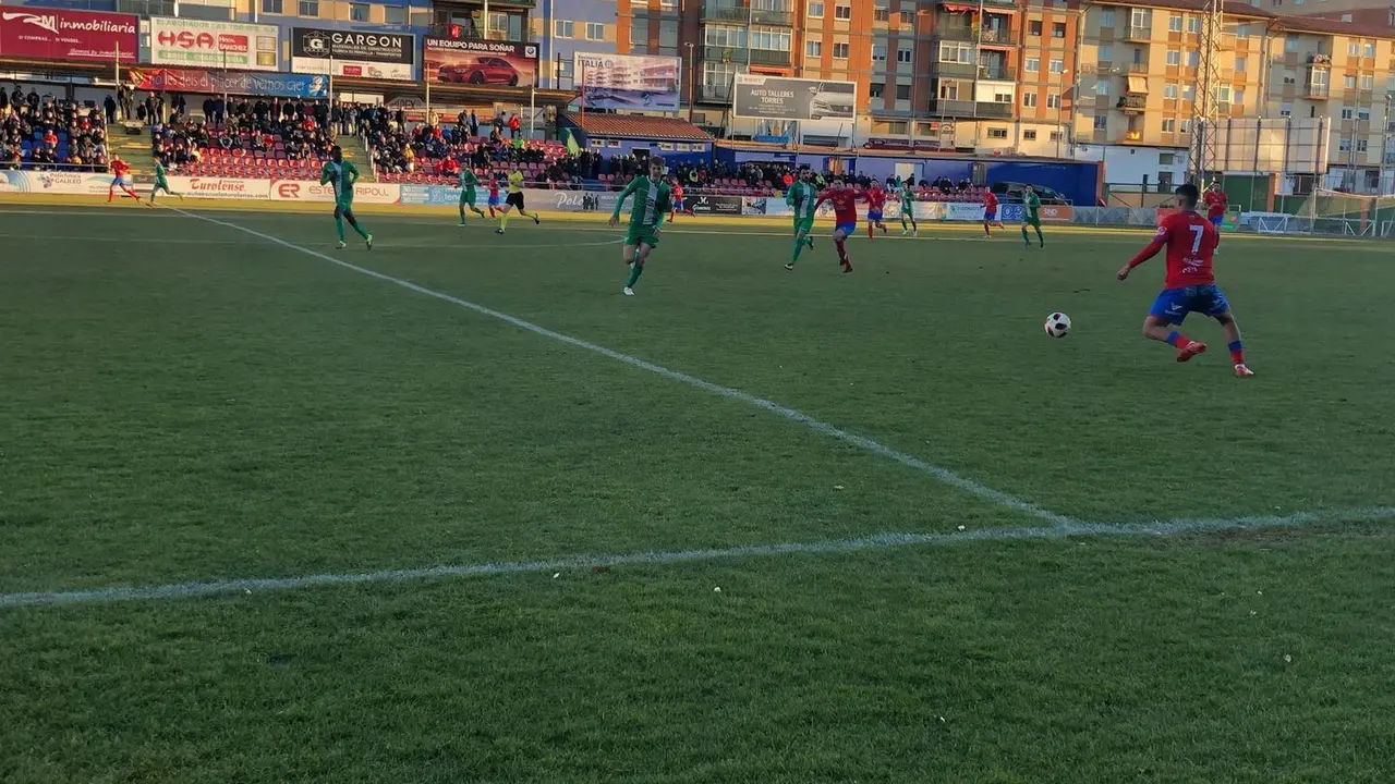 El CD Teruel pierde en casa ante la UE Cornell&aacute; en la 19 Jornada de Liga | Foto: Raquel S&aacute;nchez