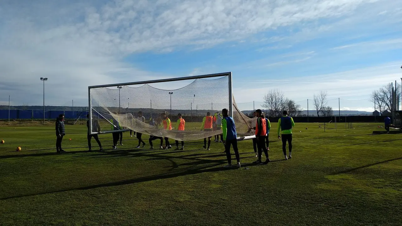 Los jugadores del Huesca desplazan una porter&iacute;a durante el entrenamiento. | Foto: Carlos Reyes