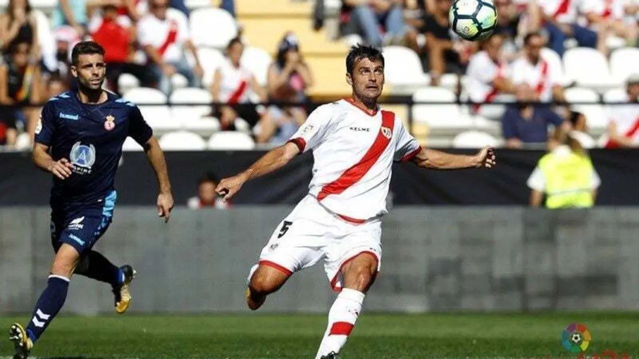 Chechu Dorado a punto de despejar un bal&oacute;n. Foto | LaLiga 