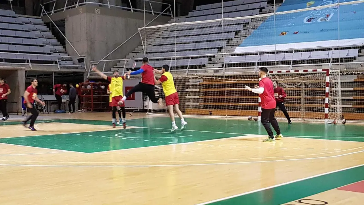 Zungri busca lanzamiento en el entreno de esta tarde del Bada en el Palacio. Foto: BM Huesca