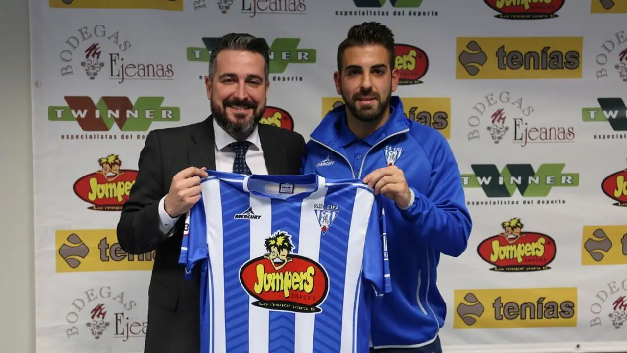 N&eacute;stor P&eacute;rez junto con Julio de Dios en la presentaci&oacute;n del jugador. I Foto: SD Ejea