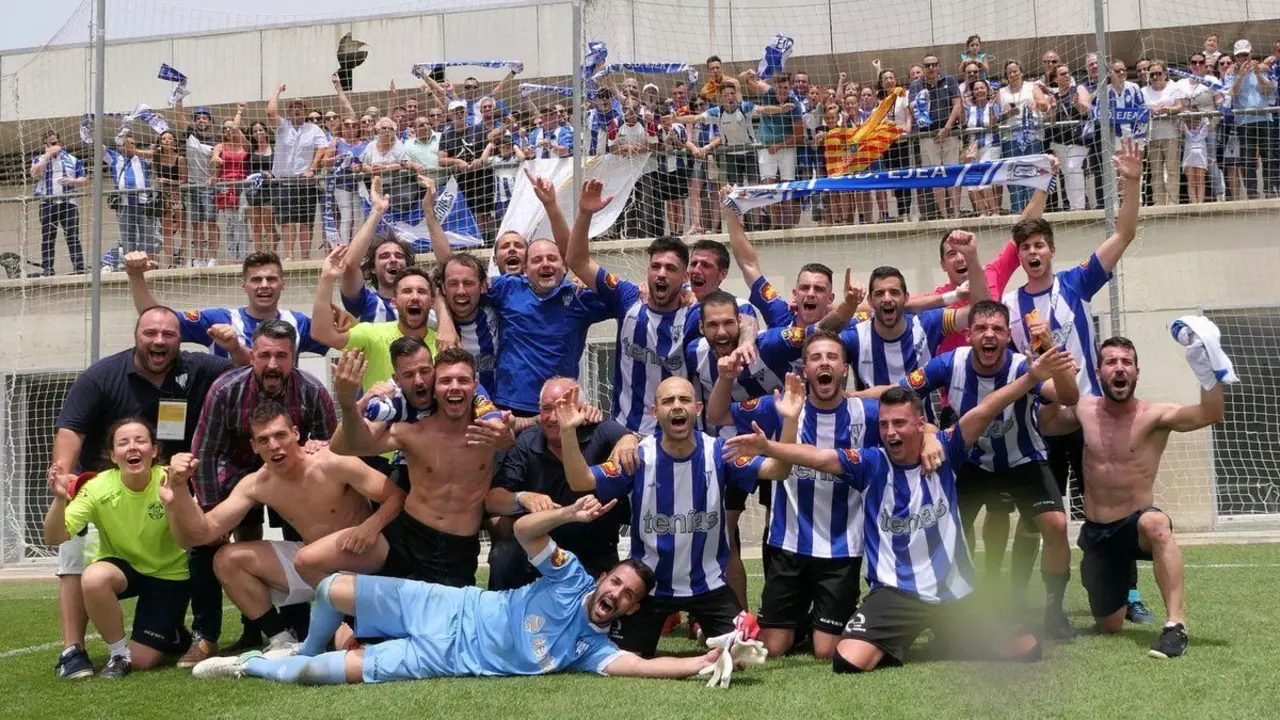 Imagen de la celebraci&oacute;n del ascenso del Ejea a la Segunda B en C&aacute;diz. I Foto: SD Ejea