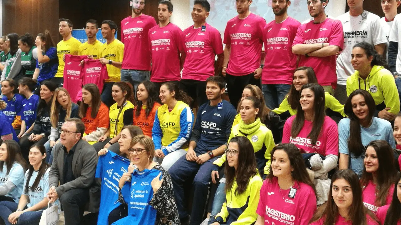 Foto de familia de deportistas en el  Campus de Huesca de la Universidad de Zaragoza. Foto: Unizar