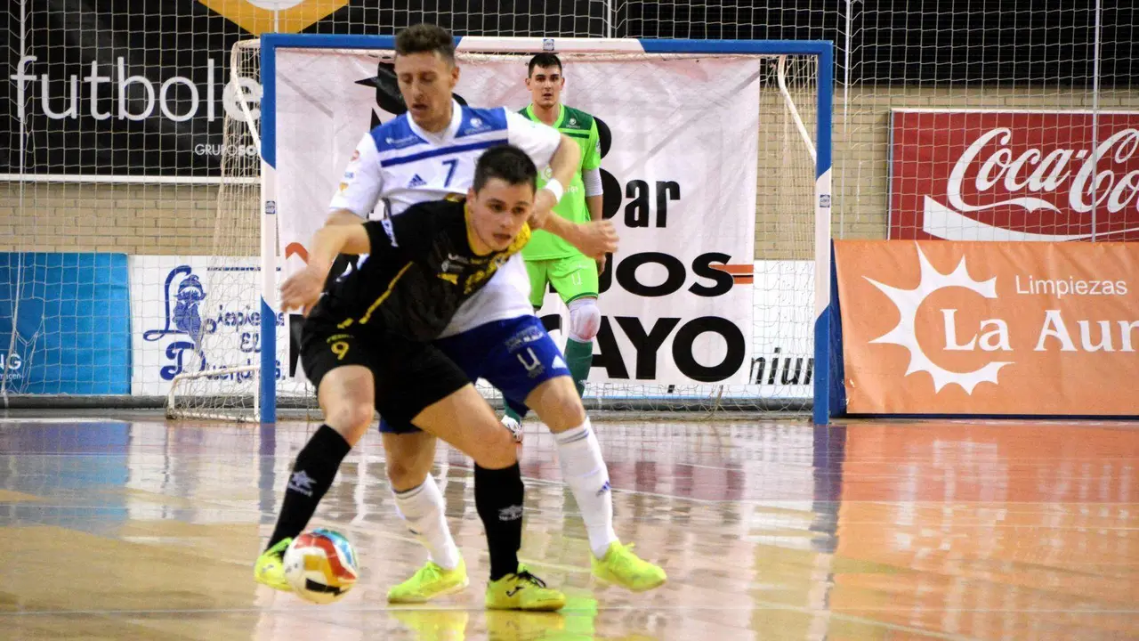 V&iacute;ctor Tejel, en una acci&oacute;n defensiva. Foto: Pedro Serrano