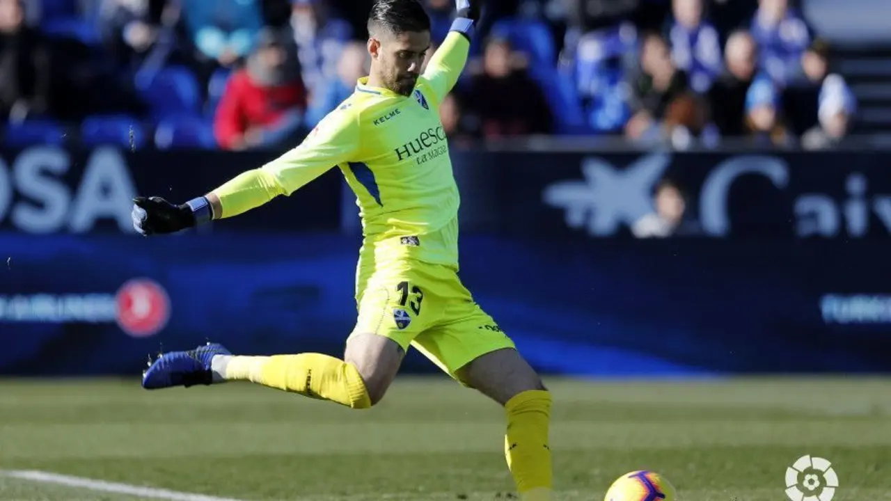Santamar&iacute;a, en la imagen, sujet&oacute; al Huesca en momentos importantes del partido. Foto: LaLiga Santander