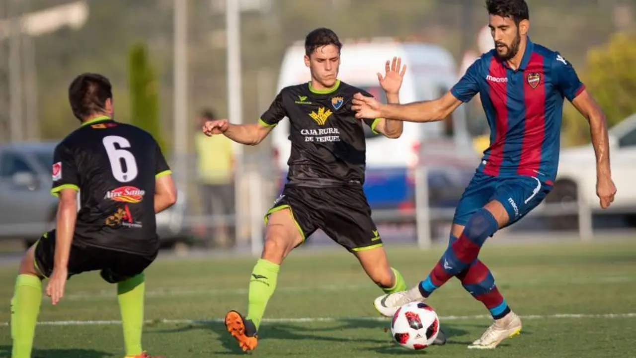 Jugadores del CD Teruel y del Atl&eacute;tico Levante durante el primer partido de la temporada 2018-2019. Foto: Levanteud.com
