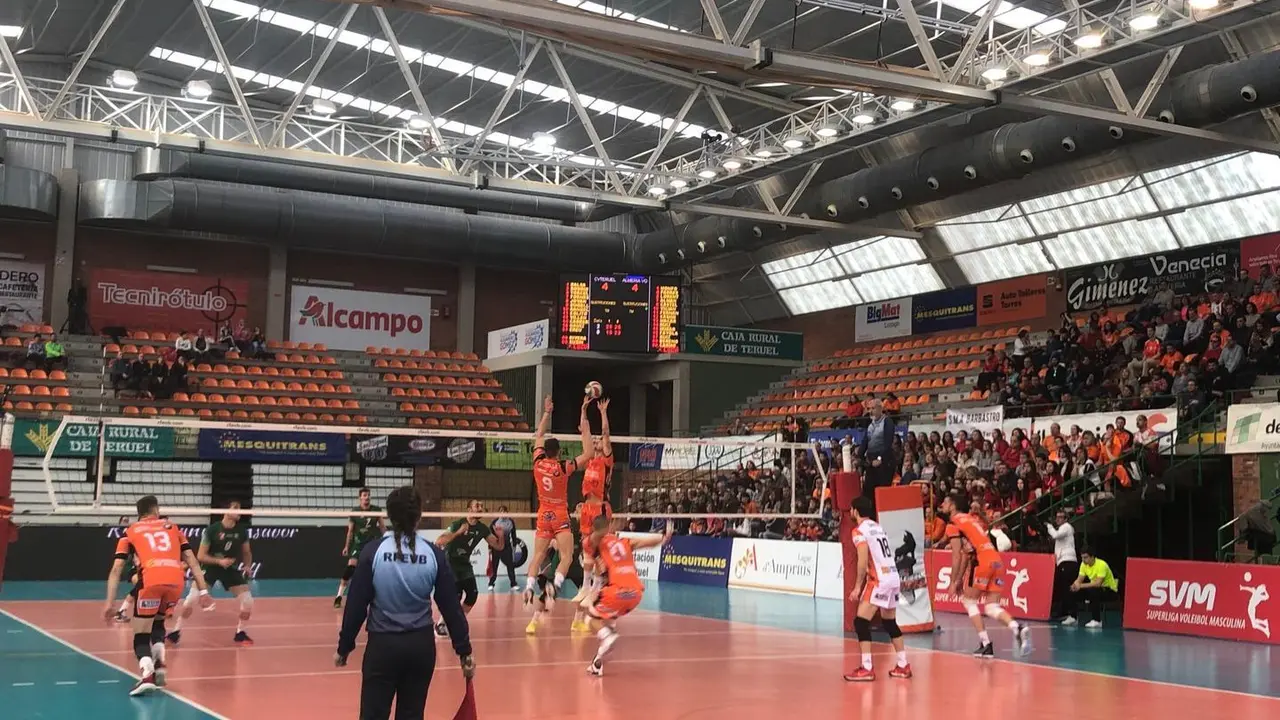 El CV Teruel, en la derrota por 3 set a cero al Unicaja Almer&iacute;a | Foto: Raquel S&aacute;nchez