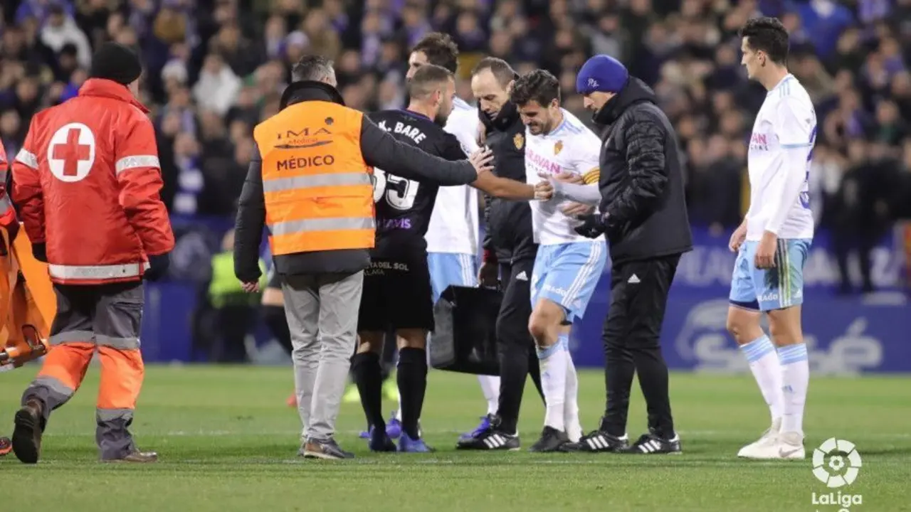 Ros se retira lesionado ante el M&aacute;laga. Foto: La Liga