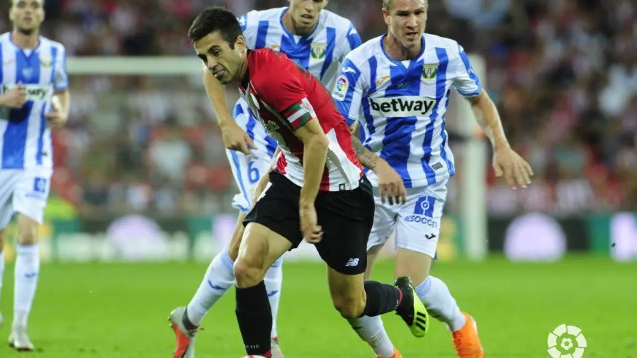 Ra&uacute;l Garc&iacute;a en pugna con Susaeta, en un partido de esta misma temporada. |Foto: LFP