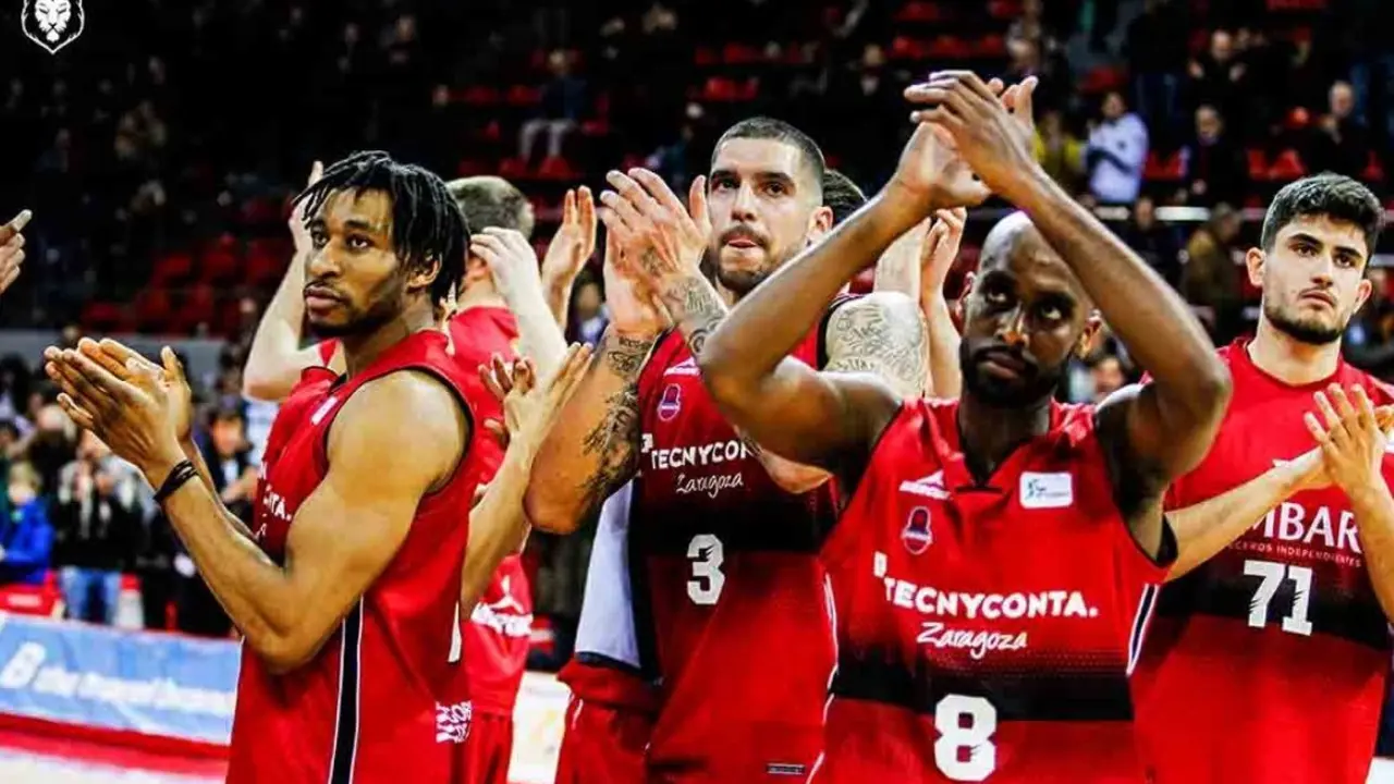 Okoye, Mart&iacute;n, Berhanemeskel y Mart&iacute; aplauden a la grada tras la victoria ante el Murcia. Foto: Esther Casas/Tecnyconta Zaragoza