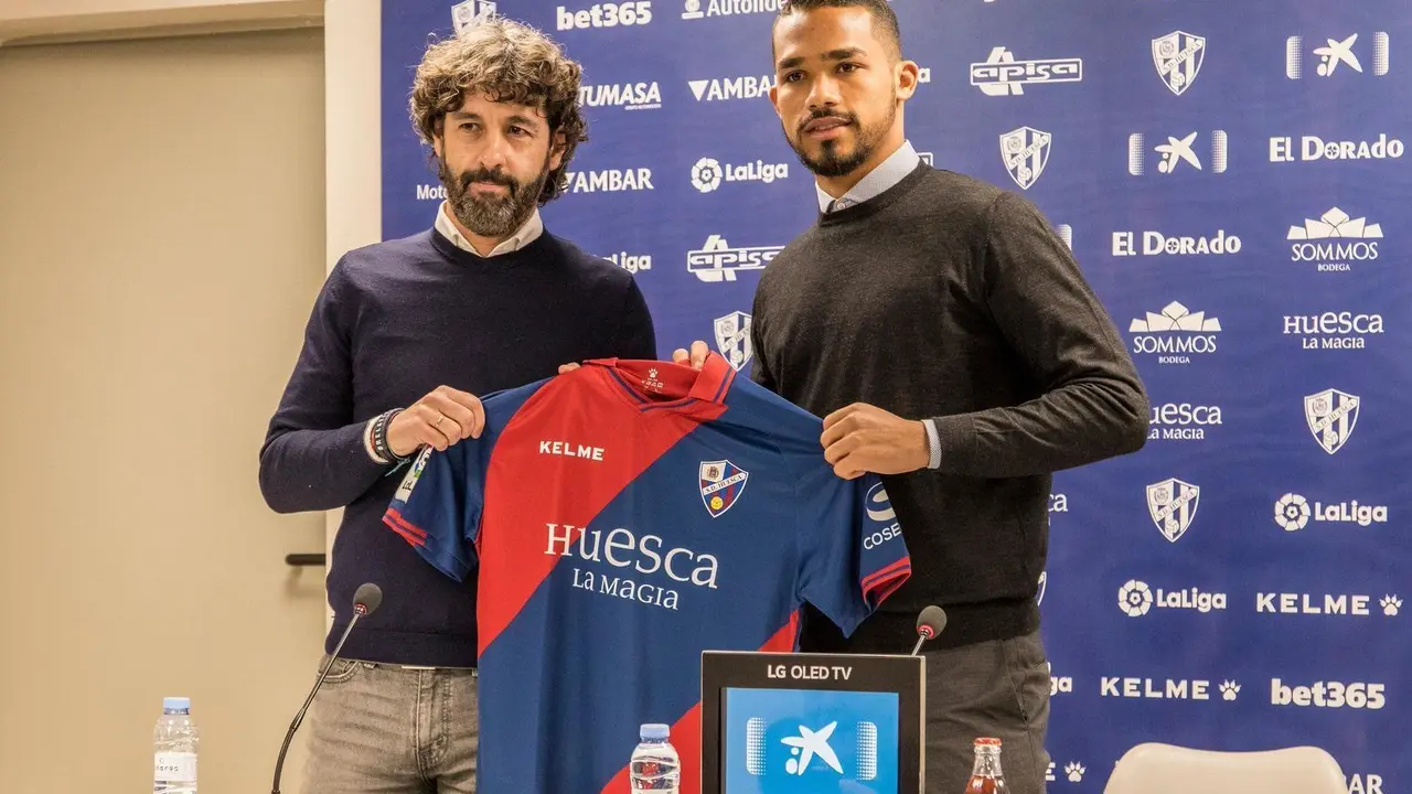 Vega junto a Yangel en la presentaci&oacute;n del venezolano | Foto: SD Huesca