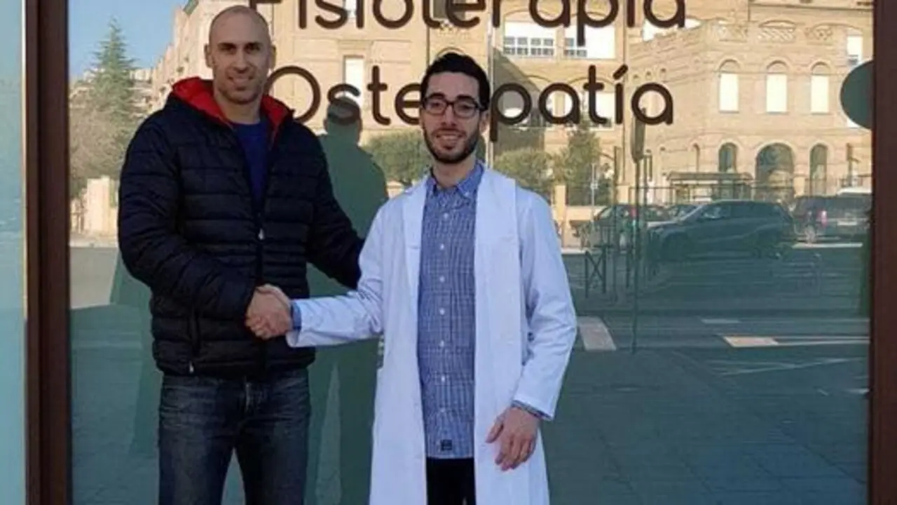Marco MIra con Ferrer a las puertas de la cl&iacute;nica que patrocina esta temporada al capit&aacute;n del Bada Huesca. Foto: BM Huesca