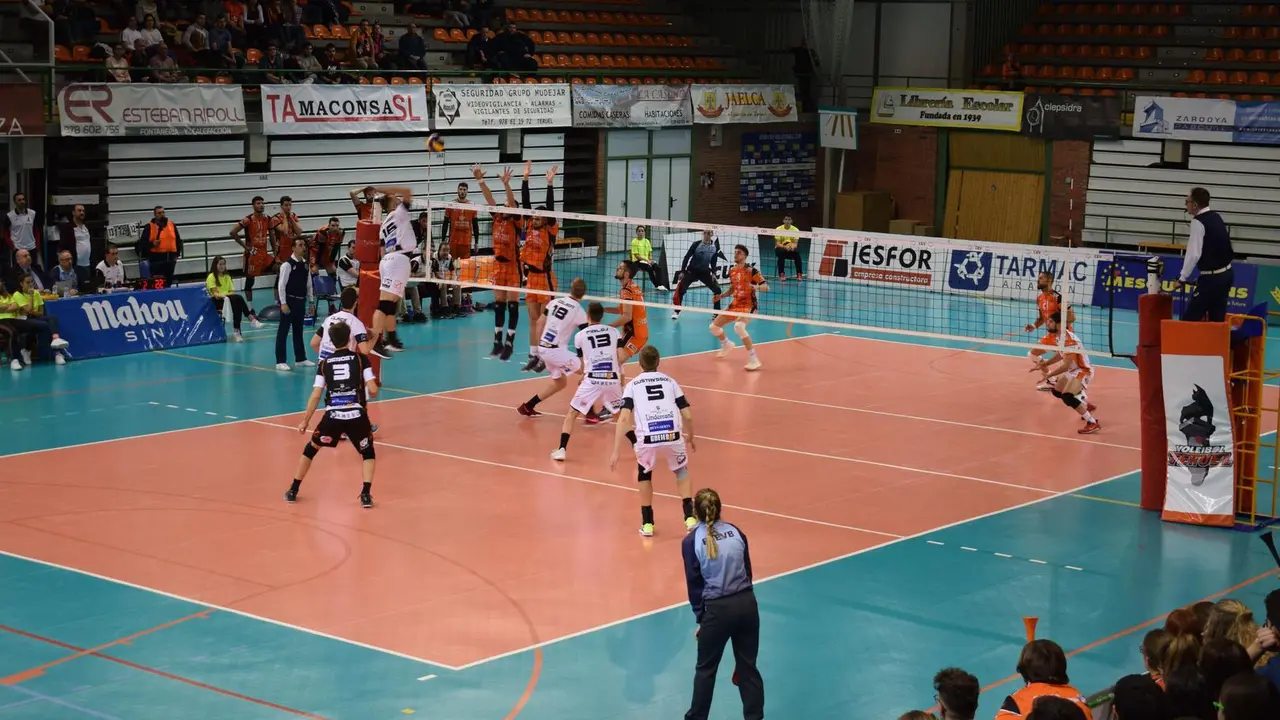 El CV Teruel contra el Lindemans Aalst en los Planos en octavos de final de la Copa CEV | Foto: Isabel Traver