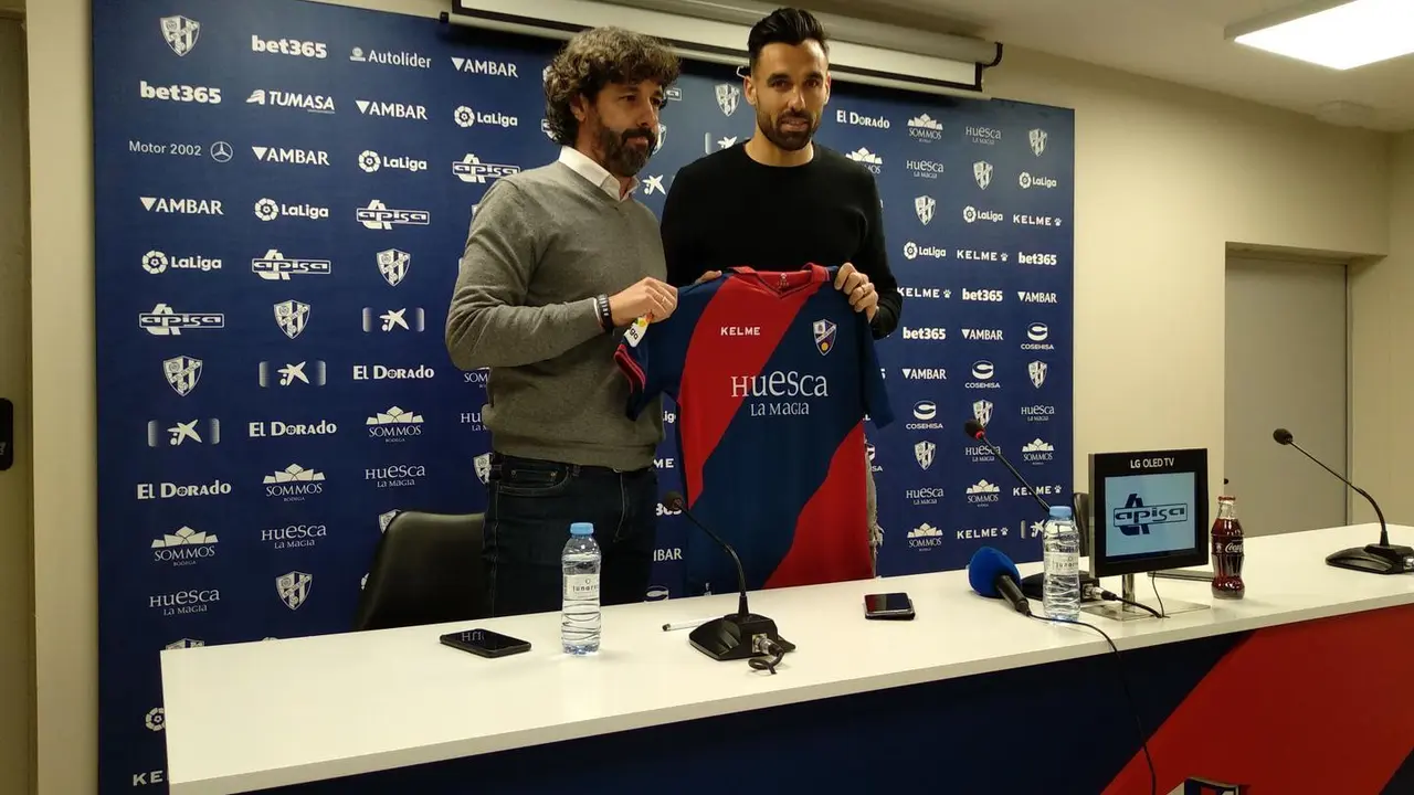 Enric Gallego posando junto a Emilio Vega con su nueva camiseta. |Foto: Carlos F Reyes
