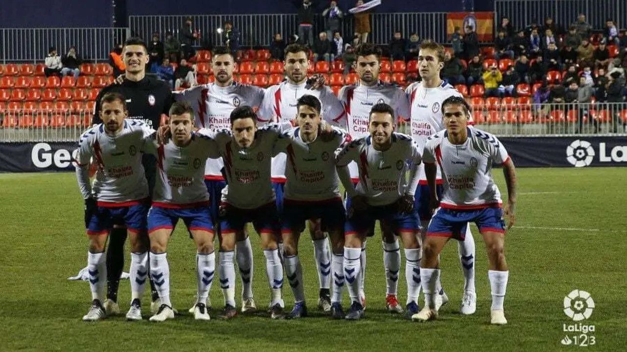 Los jugadores del Rayo Majadahonda posan antes del partido frente a la U.D Las Palmas (0-0) en el Cerro del Espino
