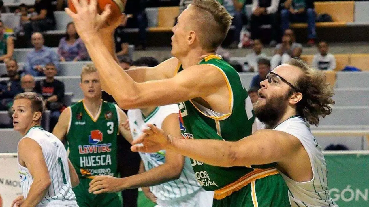 Nurger defendido por Stainbrook, que fue un dolor de cabeza al que no se le pit&oacute; ninguna falta | Foto: C.Pascual