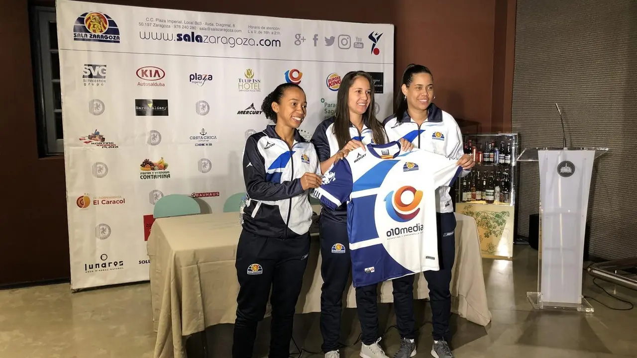 Jeni, Livia y Suzan posan con la camiseta del equipo. Foto: Sala Zaragoza