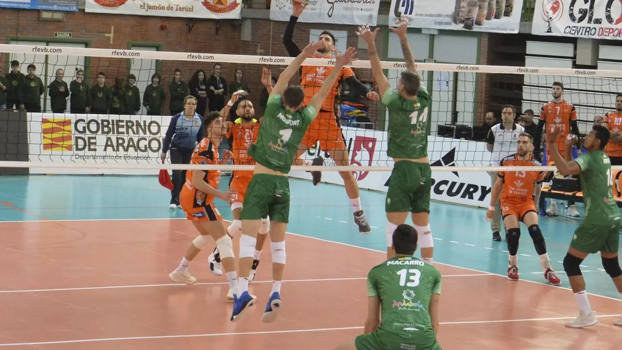 El CV Teruel derrota en los Planos al Unicaja Almer&iacute;a en la segunda vuelta de Superliga. | Foto: CV Teruel